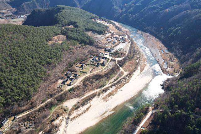 낙동강 물길이 농암종택을 감싸고 돌고 있다.