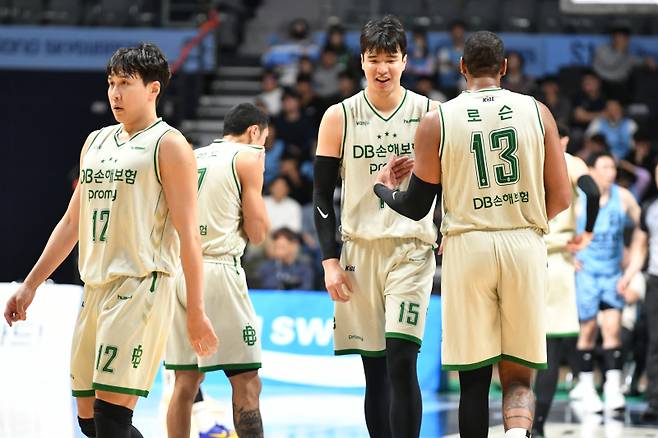 DB 김종규(15번)이 로슨와 기쁨을 나누고 있다. 사진=KBL