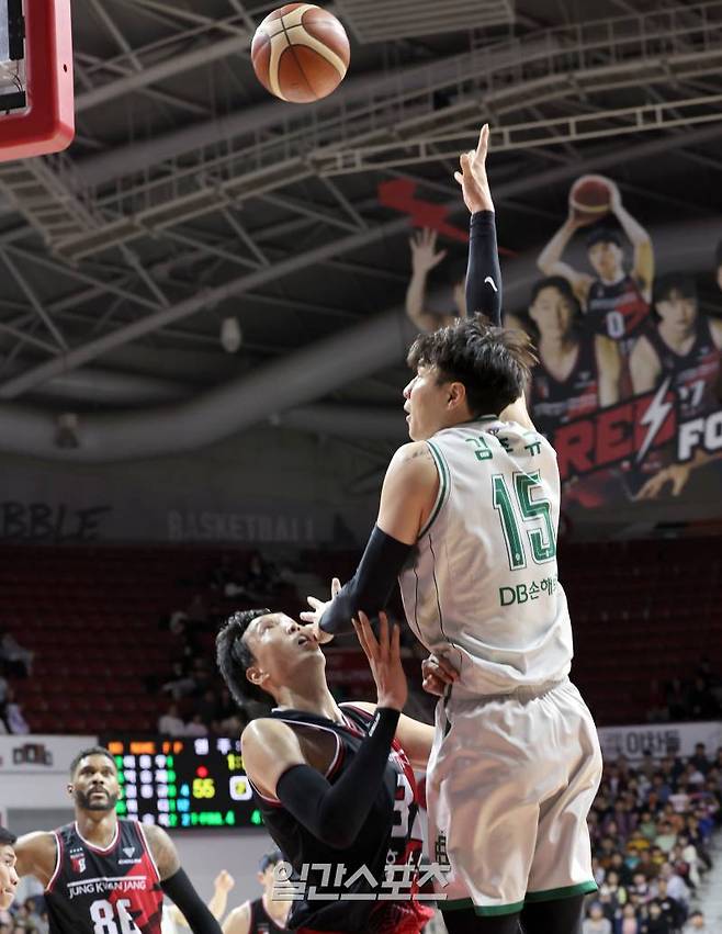 2023~2024 정관장 프로농구 안양 정관장과 원주 DB가 26일 오후 안양실내체육관에서 경기를 펼쳤다. DB 김종규가 정관장 수비를 제치고 슛하고있다. 안양=정시종 기자 capa@edaily.co.kr