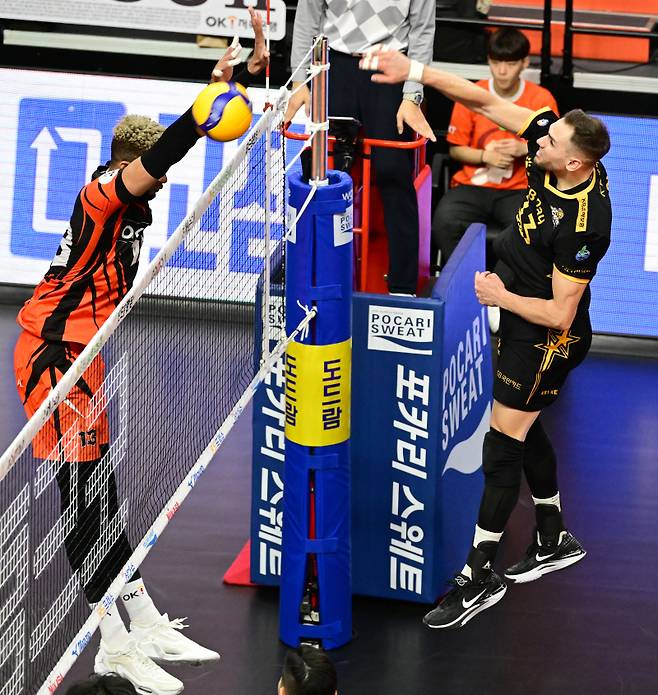 비예나가 레오 앞에서 스파이크를 하고 있다. 사진=KOVO