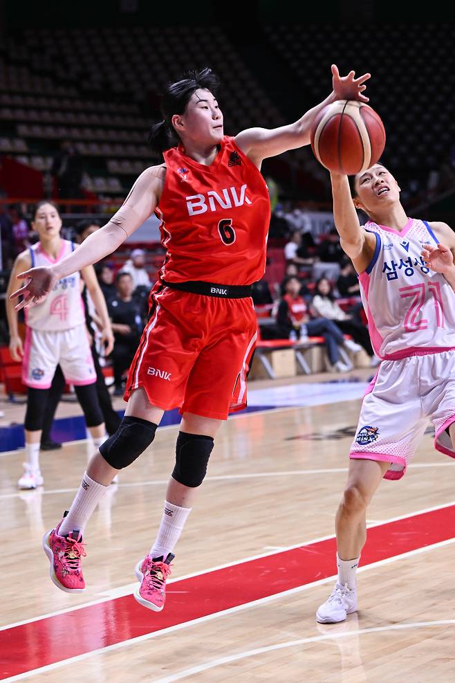 부산 BNK 썸 이소희(왼쪽)가 삼성생명 이해란과 볼 경합을 펼치고 있다. 사진=WKBL