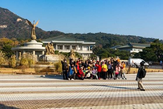 청와대를 찾은 중국 단체 관광객의 모습. 중국 정부가 한국 단체관광을 허용한 8월 이후 중국 관광객이 대폭 늘었다. 백종현 기자