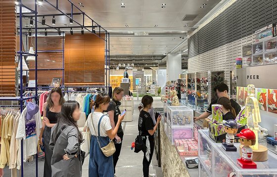 지난 6월 12일 더현대 서울 피어 매장의 모습. 방탄소년단(BTS) 10주년 기념 굿즈를 구매하기 위해 전 세계 아미가 모여들었다. 사진 현대백화점