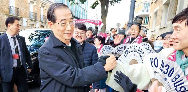 한덕수 국무총리가 28일 프랑스 파리 외곽 ‘팔레 드 콩그레’에서 열리는 국제박람회기구(BIE) 총회에 참석하기 위해 입장하고 있다. 한 총리는 이날 총회 개최 직전까지 부산에 대한 지지를 각국 대표단에 호소했다.  연합뉴스