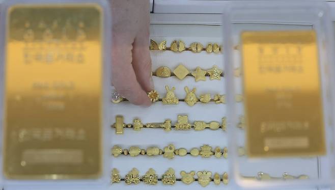 서울 종로구 한국금거래소에서 판매 중인 돌반지의 모습./사진=뉴스1