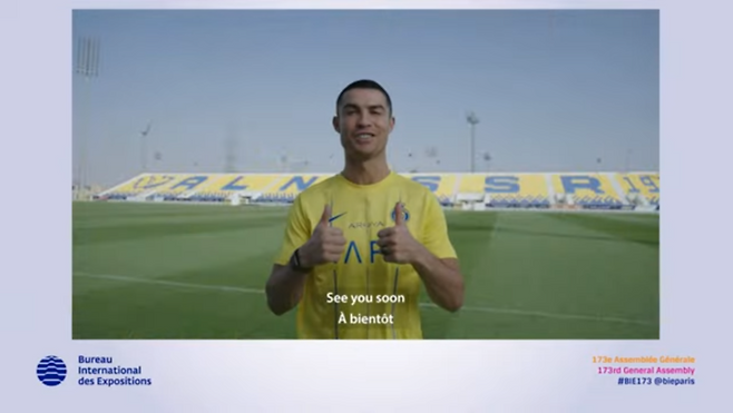 사우디 프로축구 리그에서 뛰고 있는 세계적인 축구 선수 크리스티아누 호날두가 28일(현지 시간) 프랑스 파리에서 열린 국제박람회기구(BIE) 총회에서 진행된 사우디 리야드의 2030년 세계박람회 유치 최종 프레젠테이션 영상에 출연해 리야드 지지를 밝히고 있다. BIE 유튜브 영상 갈무리