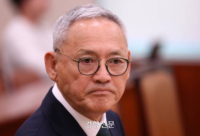 유인촌 문화체육관광부장관 후보자가 10월5일 국회에서 열린 인사청문회에서 굳은 표정으로 질의를 듣고 있다. 박민규 선임기자