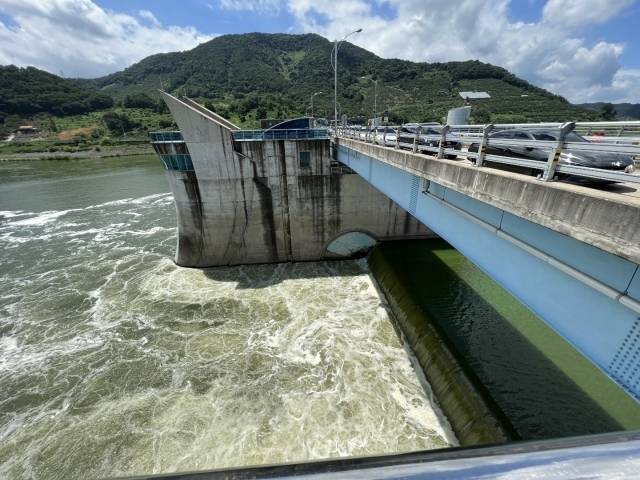 2022년 여름 창녕함안보에 발생한 녹조 모습. 경남도 제공