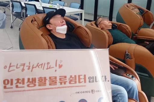 28일 오후 2시께 남동구 구월동 ‘인천생활물류쉼터’에서 생활물류 종사자들이 휴식을 취하고 있다. 홍승주기자