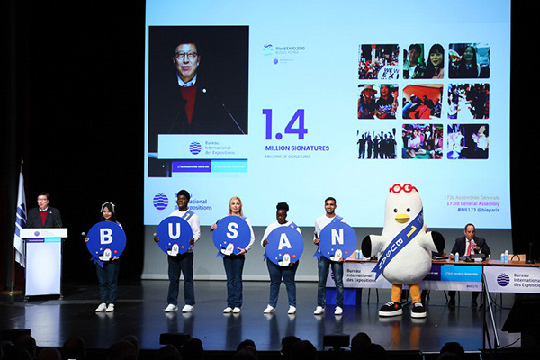 Busan Mayor Park Heong-joon, left. [Photo by Yonhap]