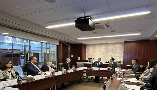 최근 미국 전략국제문제연구소(CSIS)를 찾은 정덕구 니어재단 이사장(왼쪽 셋째)이 빅터 차 아시아담당 부소장 등과 토론하고 있다.  니어재단