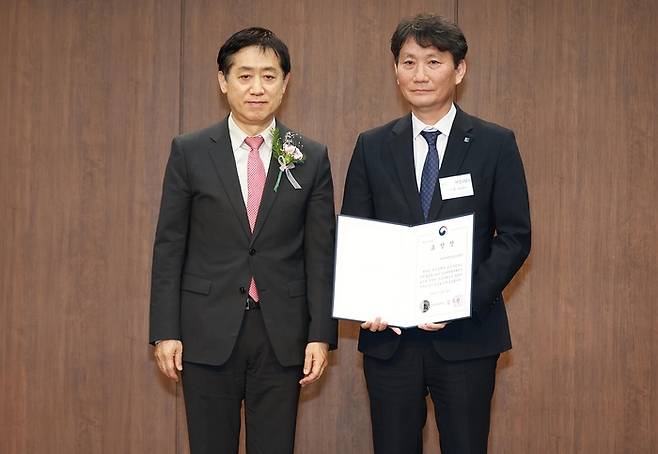 IBK연금보험이 28일 서울 명동 은행연합회에서 열린 ‘제17회 자금세탁방지의 날’ 기념행사에서 자금세탁방지 우수기관으로 선정돼 금융위원장 표창을 수상했다.(왼쪽부터) 김주현 금융위원장과 서치길 IBK연금보험 대표이사가 기념촬영을 하고 있다.[사진 제공 = IBK연금보험]