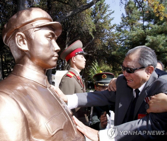 평안남도 회창군에 위치한 마오쩌둥 아들의 묘를 방문한 중국인. 신화 연합뉴스