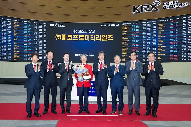 지난 17일 서울 영등포구 한국거래소에서 열린 에코프로머티리얼즈 유가증권시장 상장기념식에서 관계자들이 기념 촬영을 하고 있다. [에코프로머티리얼즈 제공]