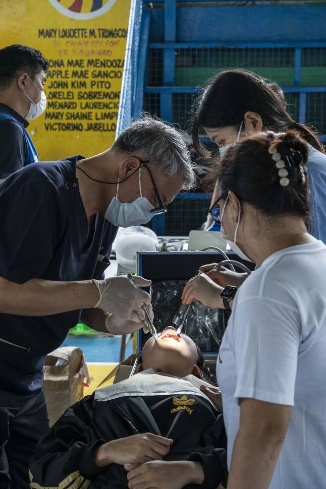 필리핀에서 의료봉사를 하는 정회웅 전주미르치과원장 *재판매 및 DB 금지