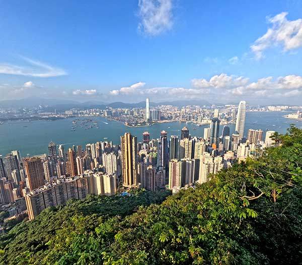 빅토리아피크에서 내려다 본 홍콩시가지. 야경을 보기 위해 밤에 피크트램을 타고 오르는 사람들이 많았다.