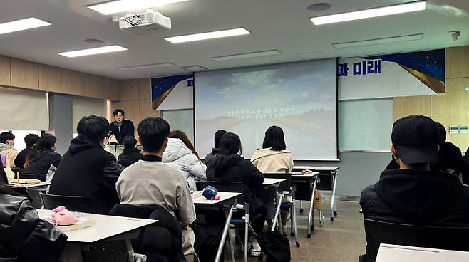 심규덕 대표가 콘서트에서 강의를 하고 있다. 영진전문대학교 제공