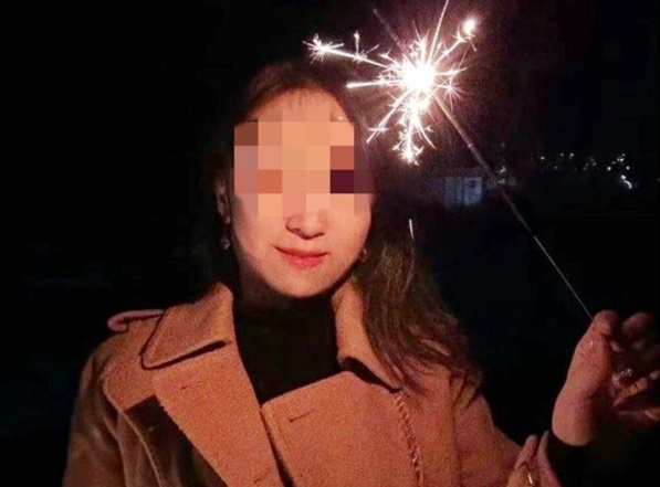 20대 남성이 32층 높이에서 던진 벽돌에 맞아 한 여성이 사망했다.