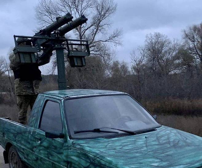 우크라이나군이 구형 픽업트럭에 PM1910 기관총을 싣고있는 모습이 포착됐다.