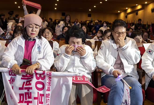11월29일 새벽 부산시민회관에서 열린 '2030부산엑스포 유치를 위한 시민응원전'을 찾은 시민들이 부산엑스포 유치에 실패했다는 소식에 눈물을 흘리고 있다. ⓒ시사IN 조남진