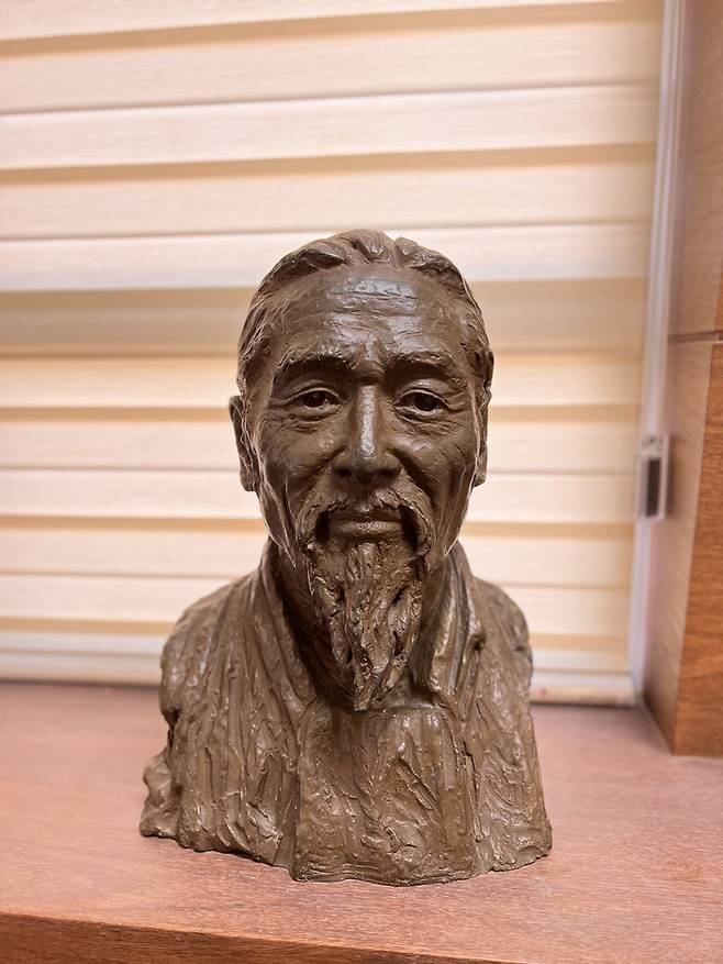 청량대운도를 그린 야송 김원좌 선생. 사진제공|트래블팀