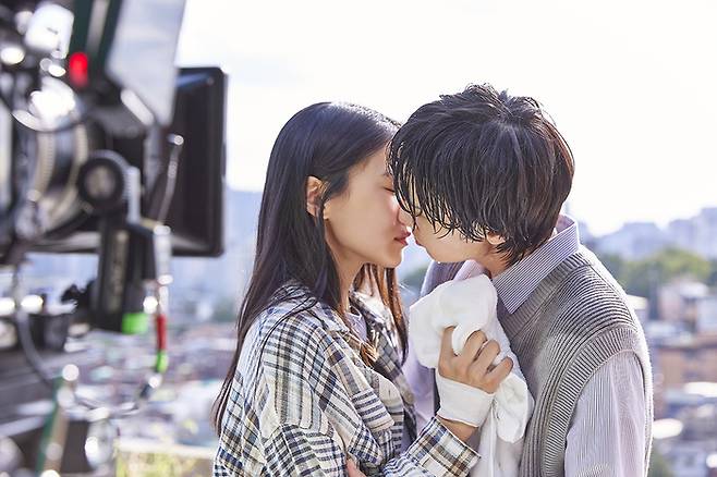 넷플릭스 드라마 ‘정신병동에도 아침이 와요’에서 민들레 역을 연기하며 황여환 역 장률과 키스장면 호흡을 맞춘 배우 이이담(오른쪽). 사진 넷플릭스