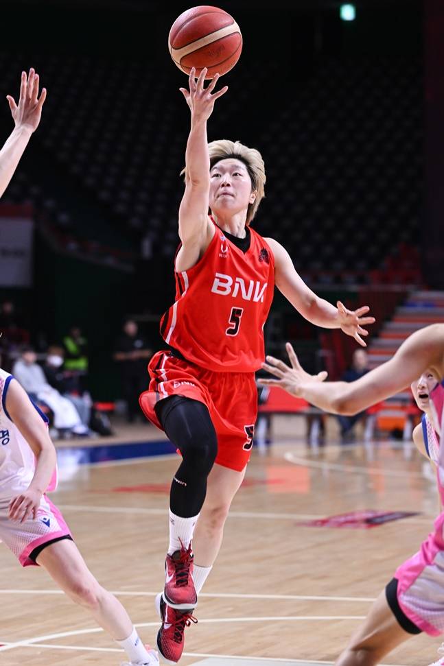 BNK 안혜지가 29일 부산 사직체육관에서 열린 삼성생명과 홈경기에서 레이업을 시도하고 있다. /사진=WKBL