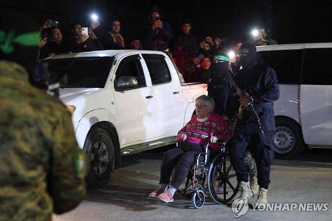 가자지구에서 풀려나는 인질 [AFP 연합뉴스. 재판매 및 DB 금지]