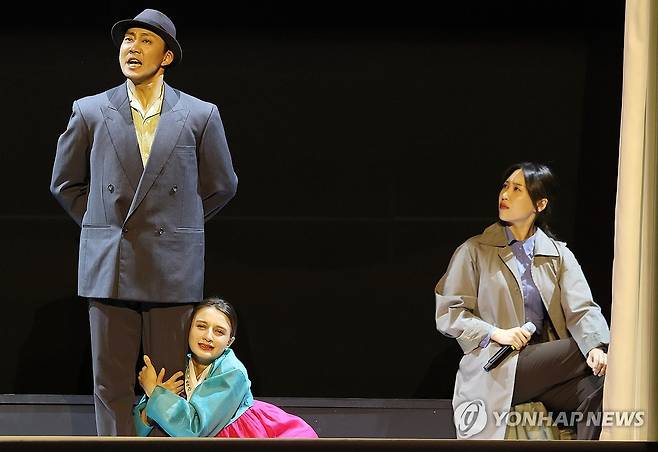 '한국의 신파를 외국에 수출한다면?' (서울=연합뉴스) 이재희 기자 = 28일 오후 서울 종로구 대학로극장 쿼드에서 열린 연극 '신파의 세기' 언론 공개회에서 배우들이 시연하고 있다. 가상의 신생국 '치르치르스탄'에서 20세기 한국에서 유행한 장르인 신파극을 선보인다는 설정의 이 작품은 다음 달 17일까지 열린다. 2023.11.28 scape@yna.co.kr