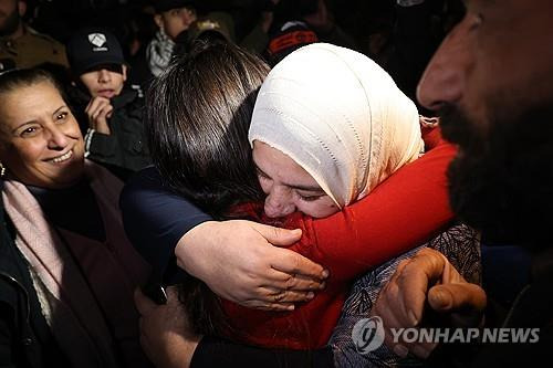 이스라엘에서 풀려난 수감자와 만나는 가족 [EPA 연합뉴스 자료사진 재판매 및 DB 금지]