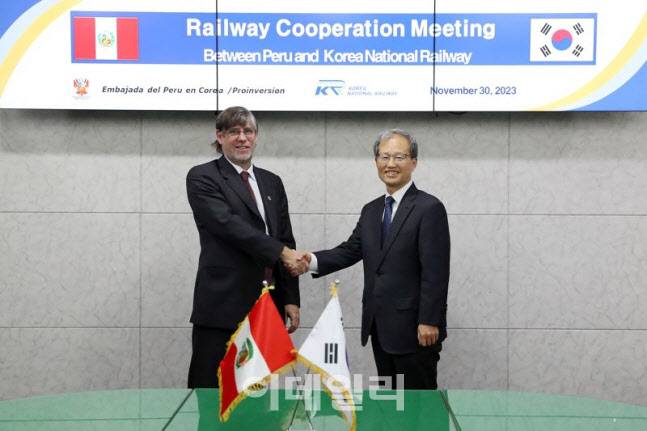 30일 서울 용산구 철도공단 회의실에서 김한영 이사장(오른쪽)이 파울 페르난도 두클로스 파로디 주한 페루대사와 기념촬영을 하고있다. (사진=국가철도공단)
