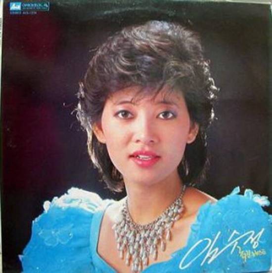 임수정의 첫 번째 앨범은 KBS2 '가요 톱10' 상위권을 오르내리는 등 '연인들의 이야기'의 인기에 힘입어 총 30만 장이 넘는 판매고를 냈다. /앨범재킷