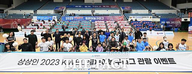 상상인그룹 임직원과 휠체어 사용 아동 및 가족, 선수들이 29일 경기도 성남실내체육관에서 열린 '2023 KWBL 휠체어농구리그' 챔프전에 참석해 기념사진을 찍고 있다./상상인