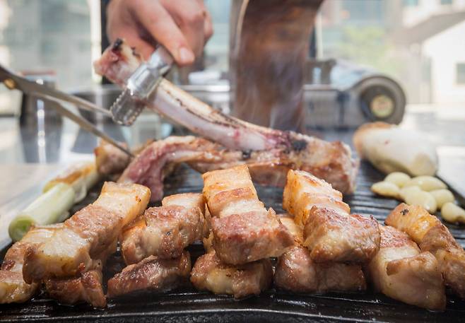 소주에서 마셨을 때 올라오는 씁쓸한 피니시는, 노릿하게 구워진 삼겹살 한 점이면 깔끔하게 정돈됩니다. /김지호 기자