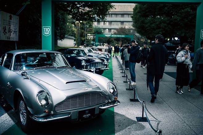 지난달 18일 일본 도쿄의 가장 오래된 사찰인 긴류잔 센소지 사원에 영국 애스턴마틴 빈티지카와 수퍼카 70여대가 모였다. 일본은 1980년대 경제 호황기에 JDM(일본 내수용 도요타·혼다·닛산) 스포츠카를 비롯해 최고급 수퍼카 문화가 확산했다. 이로 인해 옛 차량을 완벽하게 보존·관리하는 클래식카 마니아층도 두터운 편이다. /애스턴마틴