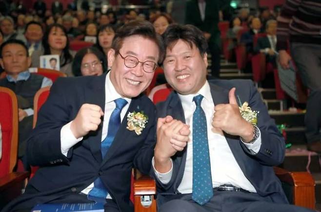 이재명 더불어민주당 대표가 경기도지사 시절 2019년 12월 15일 당시 경기도 대변인을 했던 김용 민주연구원 부원장의 출판기념회에 참석하여 김 부원장의 손을 맞잡고 응원하며 축하하고있다. /김용 블로그