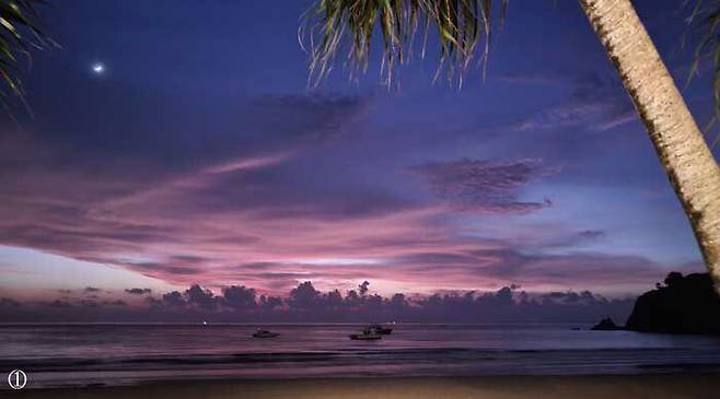 ①태국 끄라비주 코란타섬 해변에 보랏빛 석양이 펼쳐지고 있다. /피말라이 리조트·헤븐스 포트폴리오