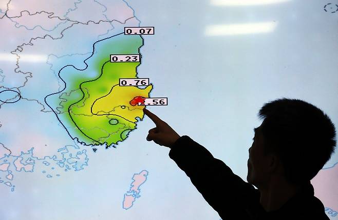 경북 경주에서 규모 4.0 지진이 발생한 가운데 30일 대전 유성구 한국지질자원연구원 지진종합상황실에서 지진분석자들이 최대지반가속도 분포도 상황을 확인하고 있다. (대전=뉴스1)