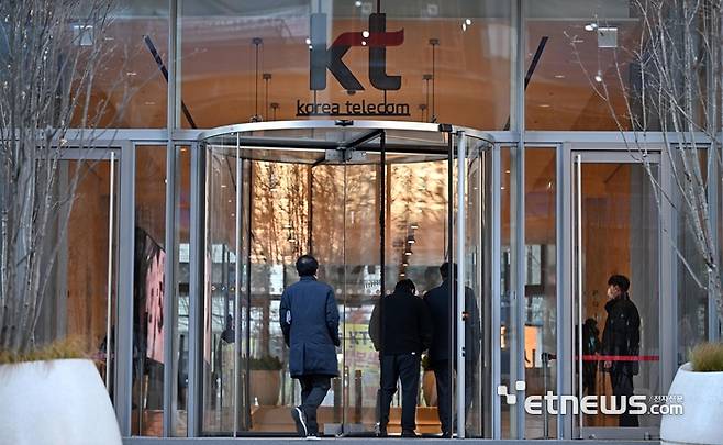KT가 2024년 조직개편과 임원인사를 단행했다. KT는 이번 조직개편과 임원인사를 통해 조직·인사를 합리적으로 쇄신해 기업의 준법경영을 강화하고, 대내외 신뢰회복과 함께 장기적 성장 발판을 마련한다는 방침이다. 사진은 30일 서울 종로구 KT광화문 빌딩 출근길 모습. 이동근기자 foto@etnews.com