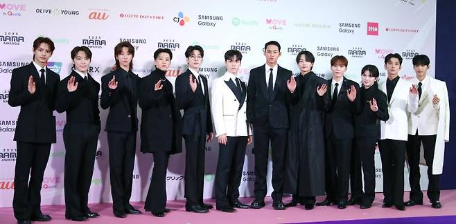 세븐틴 준(왼쪽부터)과 디노, 디에잇, 호시, 원우, 버논, 민규, 정한, 승관, 우지, 조슈아, 도겸이 29일 일본 도쿄돔에서 열린 ‘2023 마마 어워즈(2023 MAMA AWARDS)’에서 포즈를 취하고 있다. 2023.11.29/뉴스1 ⓒ News1 권현진 기자 /사진=뉴스1