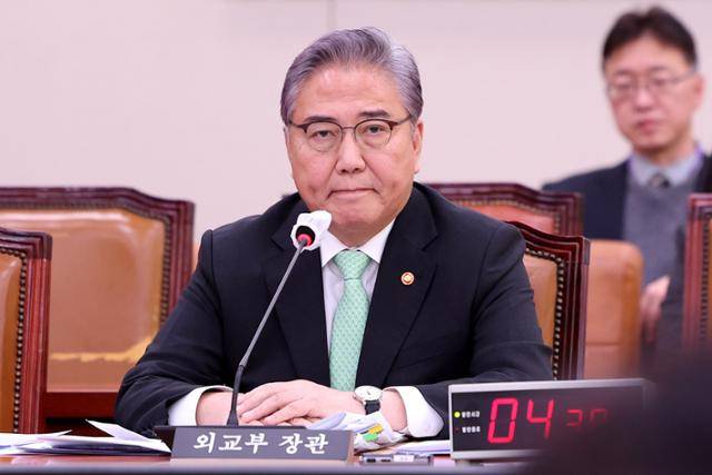박진 외교부 장관이 30일 서울 여의도 국회에서 열린 외교통일위원회 전체회의에서 굳은 표정으로 의원의 질의를 듣고 있다. 뉴시스