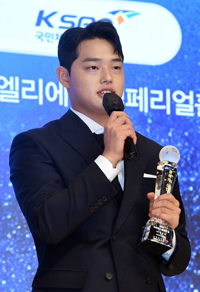 한화 이글스 문동주가 30일 서울 강남구 엘리에나 호텔에서 진행된 2023 프로야구 스포츠서울 올해의 상 시상식에서 올해의 신인으로 선정된 뒤 소감을 밝히고 있다. 사진=스포츠서울 제공