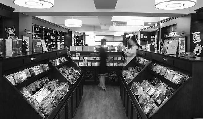 풍월당은 서울 강남구 압구정동에 있다. 음반 매장, 클래식 음악 강의 공간, 음악 감상실이 있으며. 세계적 연주자들의 작은 음악회가 열리기도 한다.