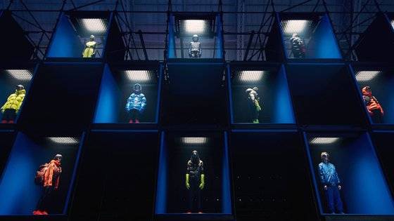 아디다스 오리지널스는 밝은 컬러의 컬렉션을 거대한 비계에 전시했다. 컬렉션 주제는 '도시에서 정상으로.' 사진 몽클레르