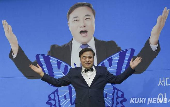 27일 서울 서대문구 서대문미래행복연구소에서 쿠키뉴스와 만나 인터뷰 중인 김홍국 전 경기도 대변인. 사진=임형택 기자