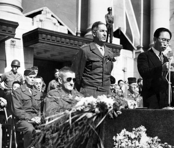 1945년 10월 20일 열린 서울 시민 주최 연합군환영대회에서 주한미군사령관이자 군정사령관인 하지 중장(앞줄 가운데)이 소개되고 있다. 하지 왼쪽은 아놀드 군정장관이고, 오른쪽은 하지의 개인 통역이자 비서실장인 이묘목이다. 돌베개 제공