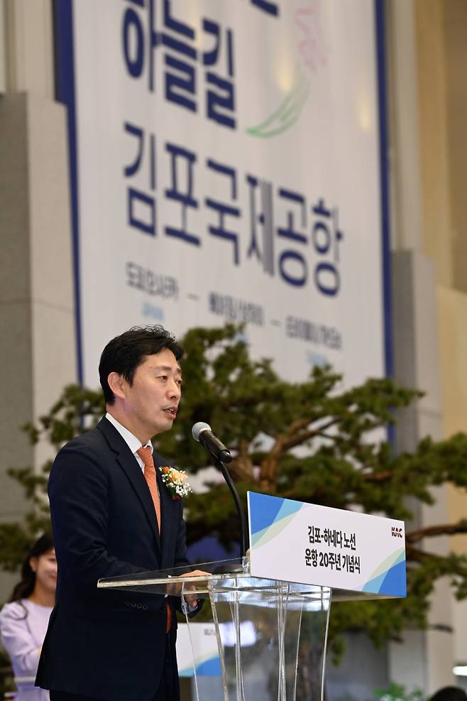 30일 김포공항 국제선 터미널에서 열린 '김포-하네다 노선 운항 20주년 기념식'에서 윤형중 한국공항공사 사장은 "지난 20년의 경험을 바탕으로 김포공항이 동북아권 핵심 공항으로 도약하겠다"고 밝혔다. /사진제공=한국공항공사