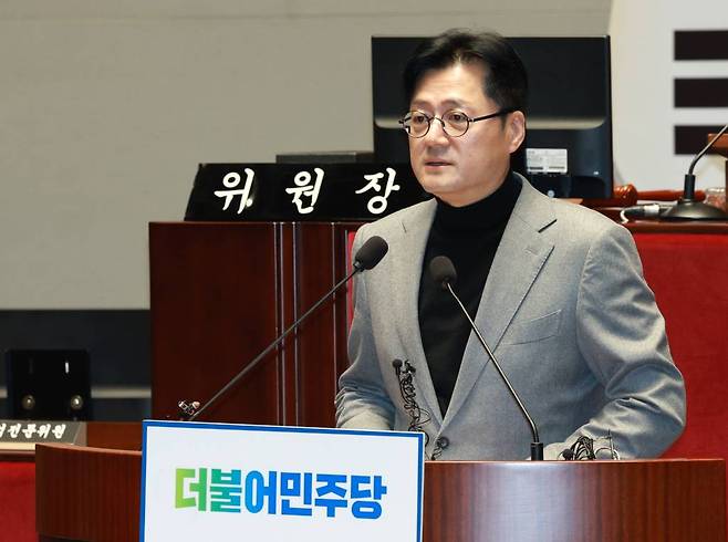 [서울=뉴시스] 고범준 기자 = 홍익표 더불어민주당 원내대표가 30일 오후 서울 여의도 국회 본관 예결위회의장에서 열린 의원총회에서 발언하고 있다. 2023.11.30.