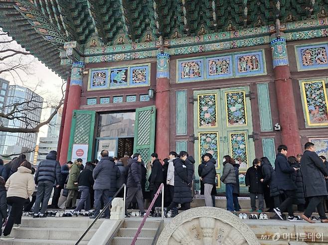 30일 대한불교조계종 총본산 조계사 대웅전에 자승스님을 추모하기 위한 시민들의 발걸음이 이어졌다./사진=김온유 기자