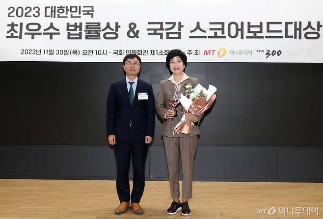 30일 서울 여의도 국회 의원회관에서 열린 '2023 대한민국 최우수 법률상 및 국감 스코어보드 대상' 시상식에서 김익태 머니투데이 편집국장(왼쪽)과 스코어보드 대상을 수상한 김영주 더불어민주당 의원이 기념촬영을 하고 있다. /사진=이기범